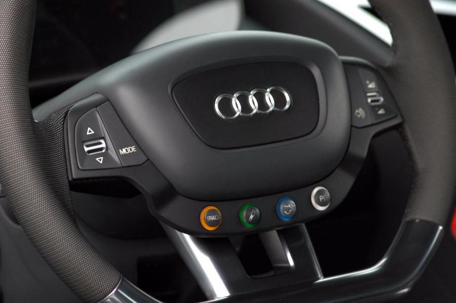 Детали интерьера Audi R8 Le Mans Quattro Concept 2003 года  (фото 23 из 42)
